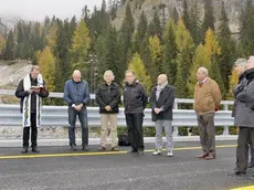 Inaugurazione del Nuovo Ponte sul Rudavoi, sulla strada che collega Auronzo e Misurina a Cortina d'Ampezzo. La benedizione con la presenza di Bond Dario, De Bona Oscar e Piol Quinto.