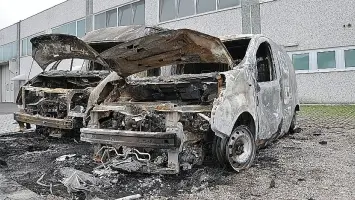 I due furgoni del panificio Rudy bruciati nell’incendio doloso