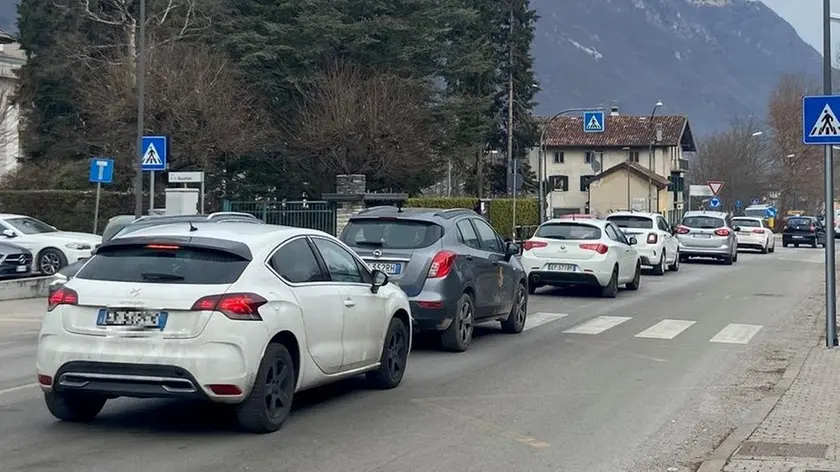 Auto in coda in via Vittorio Veneto
