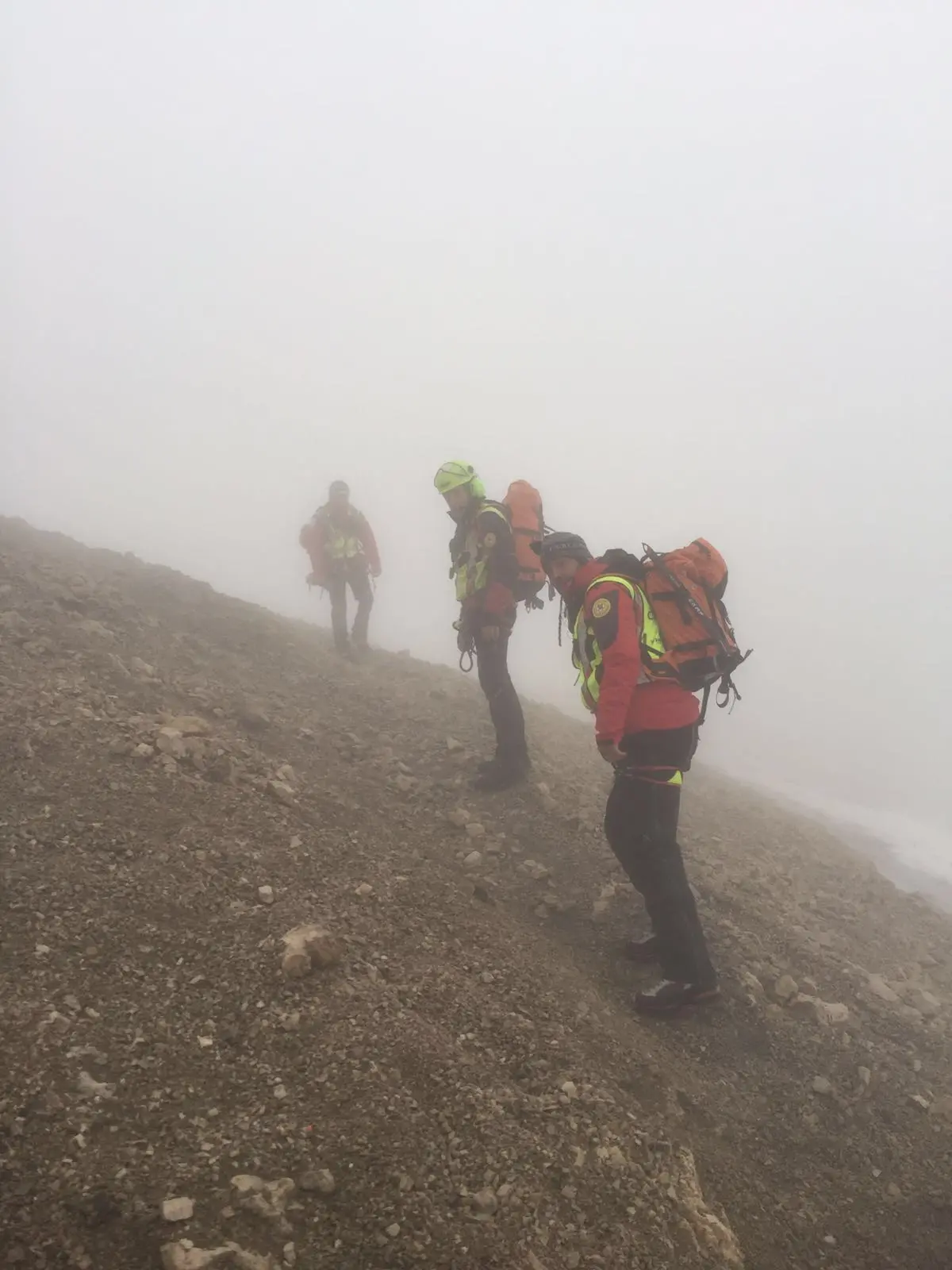 Gli uomini del Soccorso alpino impegnati nella salita immersi nella nebbia (foto cortesia Soccorso alpino)