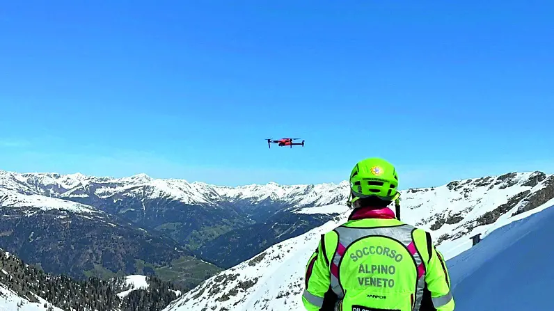 Un pilota di droni del Soccorso alpino mentre manovra l’aeromobile durante un intervento
