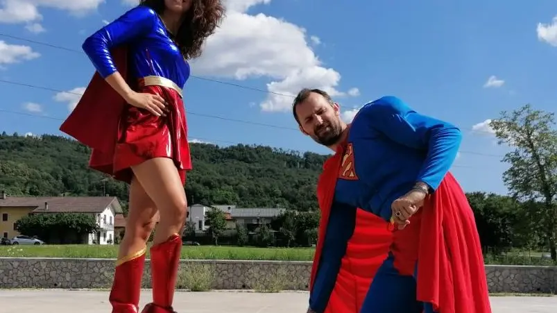 Giorgio Dell’Osta Uzzel e Giulia Fretuti con gli abiti di scena del loro ultimo spettacolo “Superman e Supergirl”