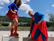 Giorgio Dell’Osta Uzzel e Giulia Fretuti con gli abiti di scena del loro ultimo spettacolo “Superman e Supergirl”