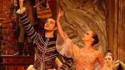 Due immagini del balletto «Schiaccianoci» con il teatro dell’Opera della Macedonia