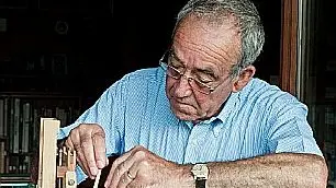 Angelo Funes Nova mentre lavora il legno e la pubblicazione “Il legno così com’è”