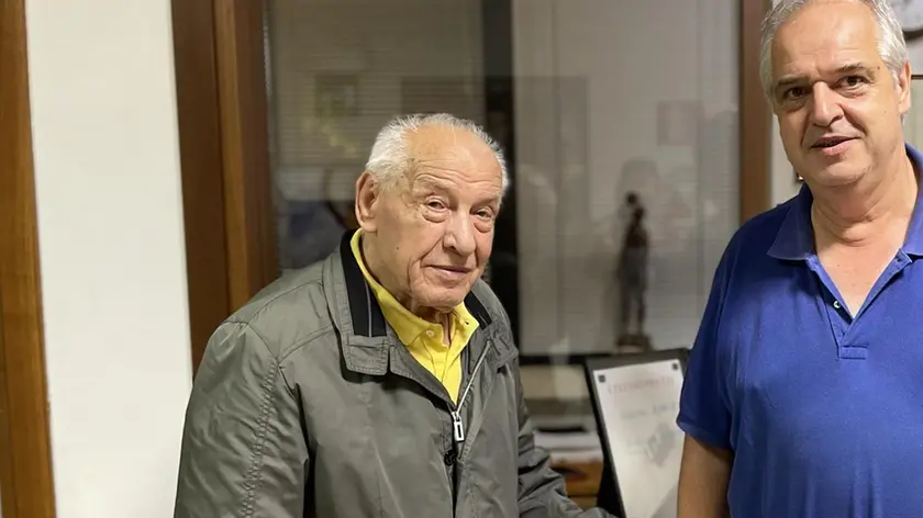 Luigi Tonon con il figlio Paolo al cinema Piave di Santo Stefano di Cadore