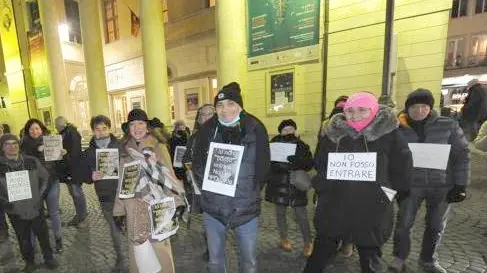 Alcuni dei manifestanti ieri sera al Teatro Comunale