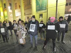 Alcuni dei manifestanti ieri sera al Teatro Comunale