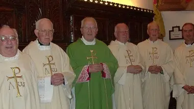 Monsignor Renzo Marinello (al centro) è arcidiacono del Cadore da ormai 17 anni