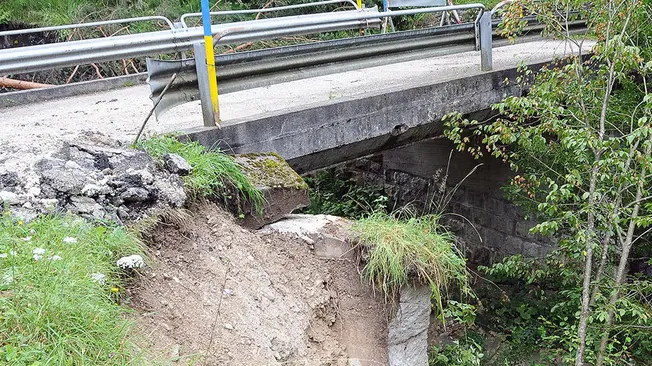 Il movimento franoso in Val Cantuna mette a rischio la strada che porta al borgo di Paradisi