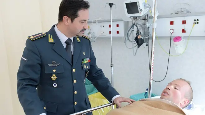 Fabrizio Nieddu al pronto soccorso dell' ospedale Santa Chiara visita capitano Alessandro Alberioli che ha salvato dalle acque dell'Adige un uomo