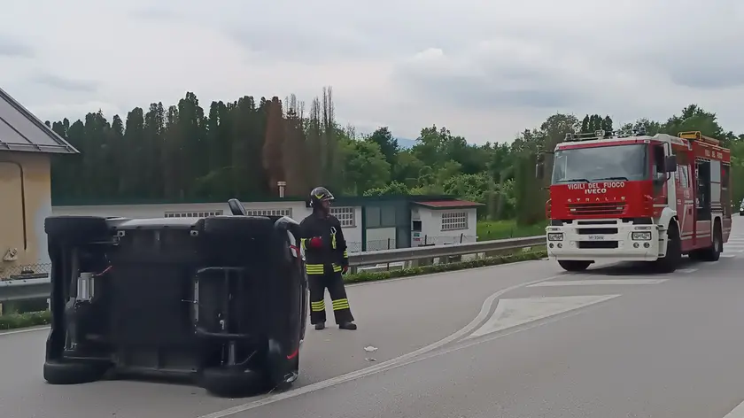 La piccola auto capovolta in via Prade