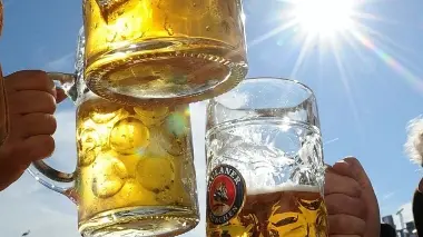 Boccali di birra Da tempo accompagna piatti ricercati e non solo la pizza