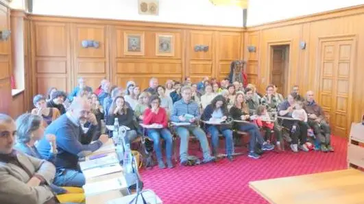 Famiglie del centro Montessori in consiglio comunale all’incontro del 2019 sul caso vaccinazioni
