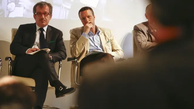 Roberto Maroni e Flavio Tosi durante il convegno sulla sicurezza urbana al Palazzo della Ragione, Verona, 28 aprile 2011. ''Quella di Corte di giustizia europea e' una decisione che mi lascia insoddisfatto perché primo ci sono altri Paesi europei che prevedono il reato di clandestinità e non sono stati censurati e, in seconda battuta, l'eliminazione del reato accoppiata a una direttiva europea sui rimpatri rischia di fatto di rendere impossibili le espulsioni '', ha detto Maroni. ANSA / CARLO PERAZZOLO - BOLZONI