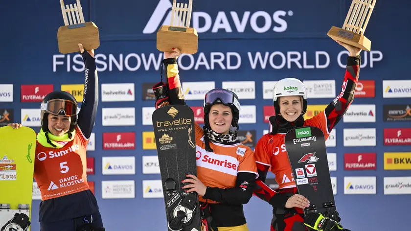 Lucia Dalmasso (prima da sinistra) sul podio di Davos