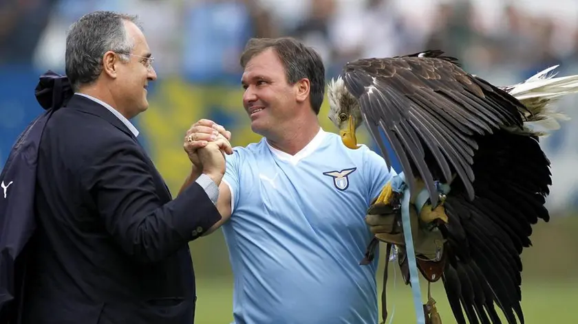 Il presidente della Lazio Claudio Lotito saluta Olympia insieme al suo addestratore prima dell'inizio della partita amichevole tra la S.S.Lazio e lo Slavia Praga allo stadio comunale di Auronzo di Cadore, questo pomeriggio 23 luglio 2011. ANSA/ANDREA SOLERO
