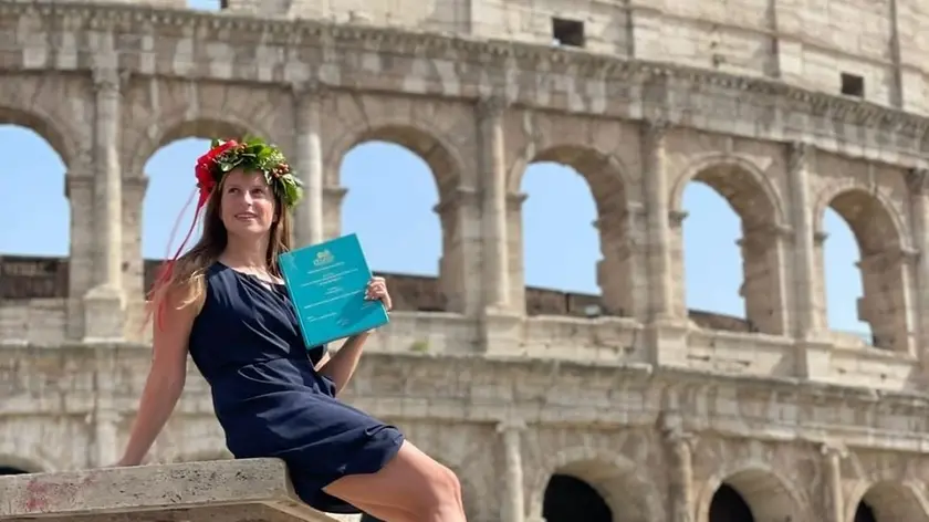 Noemi Batki posa con la laurea con il Colosseo sullo sfondo