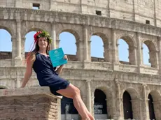 Noemi Batki posa con la laurea con il Colosseo sullo sfondo