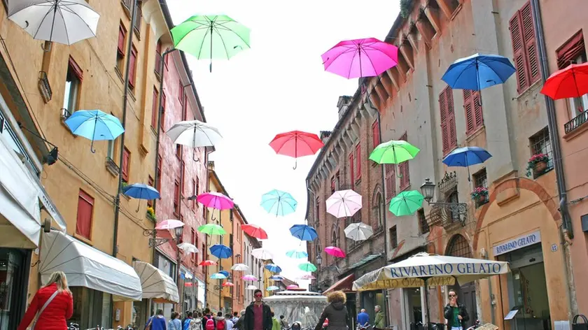 OMBRELLI COLORATI IN VIA MAZZINI
