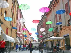 OMBRELLI COLORATI IN VIA MAZZINI