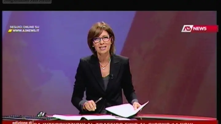 La giornalista bellunese Tiziana Bolognani presenta il telegiornale di Antenna Tre