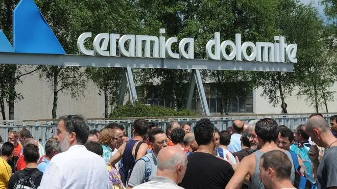 Trichiana; 2 luglio 2009. sciopero alla ceramica dolomite per la chiusura dell'aziendaI lavoratori protestano davanti allo stabilimento di Trichiana dell'Ideal Standard e sopra il presidio in piazza a Belluno