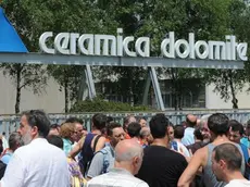 Trichiana; 2 luglio 2009. sciopero alla ceramica dolomite per la chiusura dell'aziendaI lavoratori protestano davanti allo stabilimento di Trichiana dell'Ideal Standard e sopra il presidio in piazza a Belluno