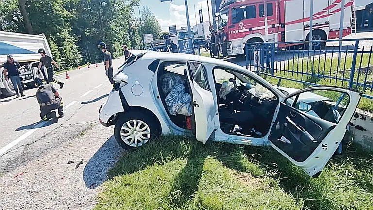 La Renault Clio distrutta dopo l'incidente