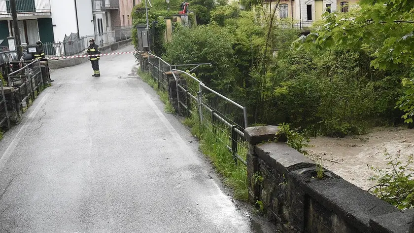 Il ponte di Fisterre chiuso per l'ingrossamento dell'Ardo