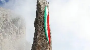 La bandiera tricolore che ha coperto la Gusela del Vescovà domenica