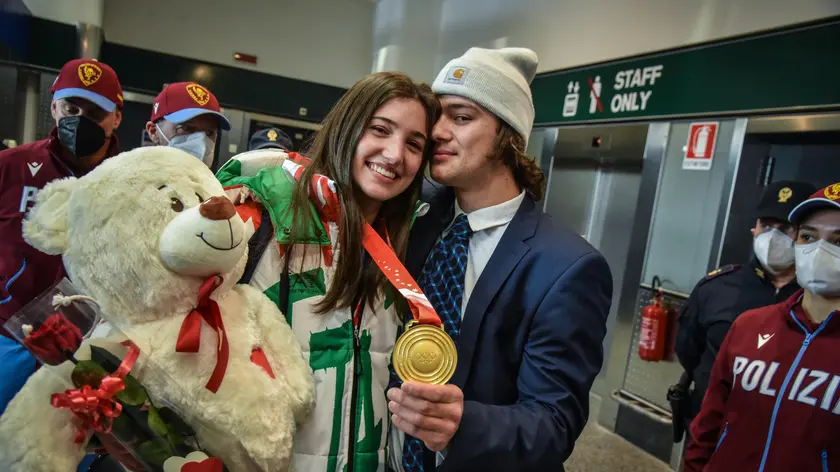 Stefania Constantini e il fidanzato Domenico dalla Santa all’arrivo all’aereoporto di Malpensa della medaglia d’oro olimpica di curling, Milano, 11 febbraio 2022. ANSA/MATTEO CORNER