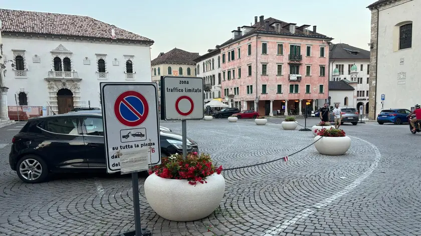 Le catene anti park selvaggio in piazza Duomo