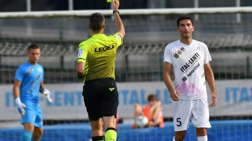 Alberto Alari ammonito contro il Villfranca (Foto Beppe De Zanet)