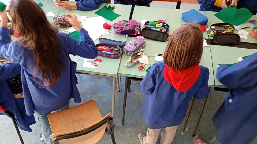 Bambini durante un laboratorio a scuola