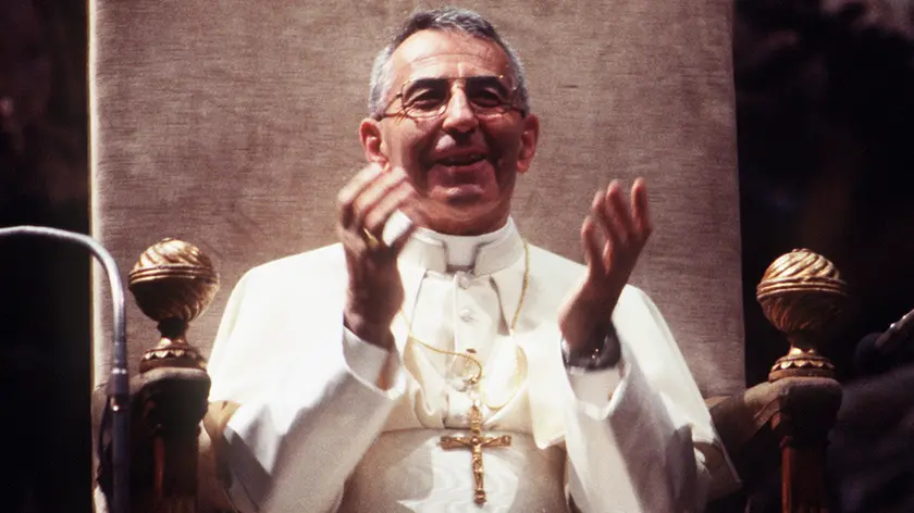 20080822 - ROMA - REL - 30 ANNI PAPA LUCIANI: IL PONTEFICE DEL SORRISO. Papa Giovanni Paolo I, Albino Luciani, in una immagine di archivio. Trent'anni fa il Papa del sorriso. Era il 26 agosto 1978, quando i 111 cardinali riuniti in conclave scelsero Albino Luciani, all'epoca patriarca di Venezia, quale successore di Papa Paolo VI, morto il 6 agosto dopo 15 anni di pontificato. Ma quella di Luciani fu una meteora. Il nuovo Papa, che aveva preso il nome Giovanni Paolo I, mori' improvvisamente dopo 33 giorni, colto da infarto la notte fra il 28 e il 29 settembre. Avrebbe compiuto 66 anni il 17 ottobre. Nel suo brevissimo papato, Luciani pronuncio' 9 discorsi, tenne 4 udienze e due omelie. Ma la sua semplicita' e il suo sorriso sono rimasti impressi nella memoria di tutti...ANSA/ARCHIVIO/DRN