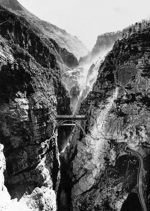 La valle del Vajont, vista dal Piave, prima della costruzione della diga (foto degli anni Trenta)