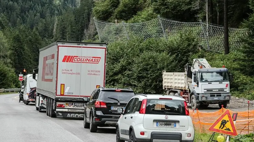 Mezzi incolonnati ieri mattina in direzione della Galleria Comelico