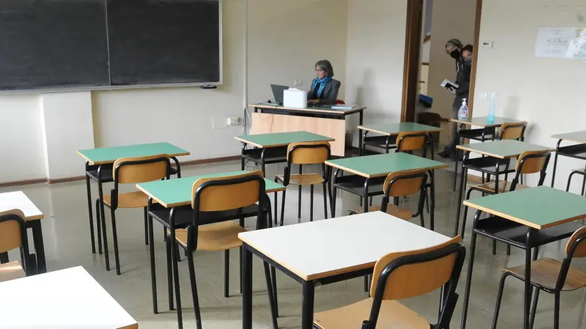 Banchi a scuola: iniziato il trasloco ma è già polemica