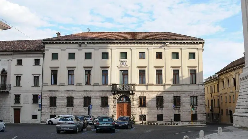 Palazzo Piloni, sede della Provincia di Belluno, senza le bandiere esposte - In alto la sede dell'ente a Palazzo Piloni A sinistra il consiglio provinciale che entro fine mese vota il bilancio