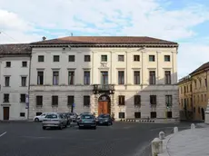 Palazzo Piloni, sede della Provincia di Belluno, senza le bandiere esposte - In alto la sede dell'ente a Palazzo Piloni A sinistra il consiglio provinciale che entro fine mese vota il bilancio