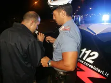 20081230 - ROMA -CLJ - CAPODANNO: OLTRE MILLE CARABINIERI IMPIEGATI PER CONTROLLI ALLA CIRCOLAZIONE STRADALE- Una immagine di archvio di un controllo all'alcol de carabinieri. Saranno piu' di mille i Carabinieri impegnati la notte di San Silvestro in una serie di controlli a Roma e provincia lungo le principale arterie stradali anche con l'ausilio di etilometri, drug test ed autovelox. L'obiettivo principale è quello di evitare che qualcuno, alla guida del proprio mezzo ubriaco o sotto l'effetto di sostanze stupefacenti, possa mettere a rischio la propria incolumità e quella di altre persone. ANSA _ MASSIMO PERCOSSI- COC