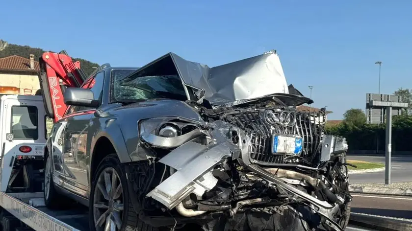 L'auto dopo il frontale con il bus