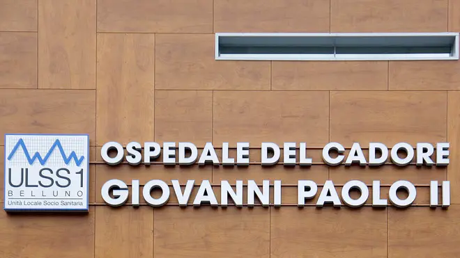 La nuova scritta dell'ospedale. Nomina e Benedizione dell'Ospedale del Cadore Giovanni Paolo II con la Statua ad egli dedicata.