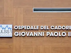 La nuova scritta dell'ospedale. Nomina e Benedizione dell'Ospedale del Cadore Giovanni Paolo II con la Statua ad egli dedicata.