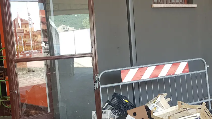 Le scatole di merce inzuppate nel piazzale della PreAlpinA