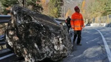 Venerdì mattina: il masso staccatosi dalla parete è da poco franato sulla strada che collega la Val di Zoldo con Longarone