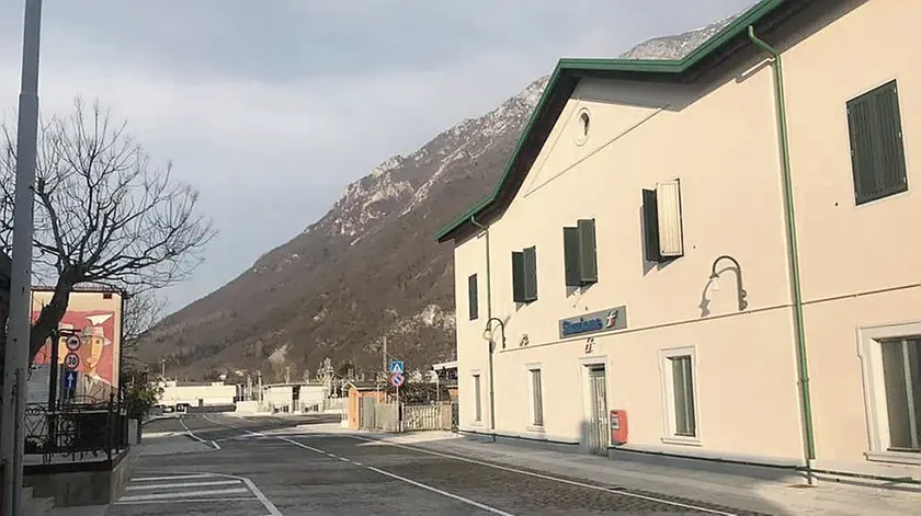 La zona davanti alla stazione ferroviaria di Polpet