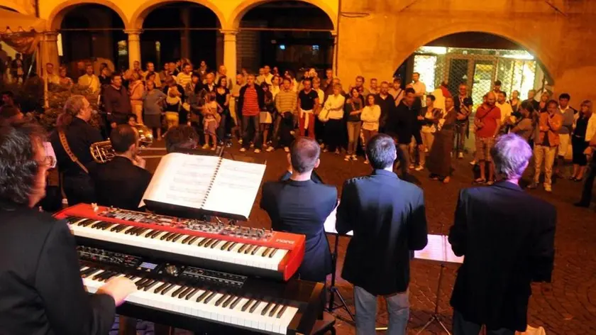 Prima delle tre serate dei GiovedÃ¬ in piazza organizzati dal consorzio centro storico e dal comune di Belluno. Lo spettacolo in piazza delle Erbe - Sotto e a sinistra lo show di cabaret del comico Pucci che ha animato il primo appuntamento con i Giovedi' di sera Tanti gli spettatori che si sono trasferiti al centro diocesano per assistere allo show