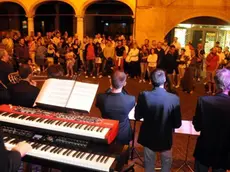 Prima delle tre serate dei GiovedÃ¬ in piazza organizzati dal consorzio centro storico e dal comune di Belluno. Lo spettacolo in piazza delle Erbe - Sotto e a sinistra lo show di cabaret del comico Pucci che ha animato il primo appuntamento con i Giovedi' di sera Tanti gli spettatori che si sono trasferiti al centro diocesano per assistere allo show